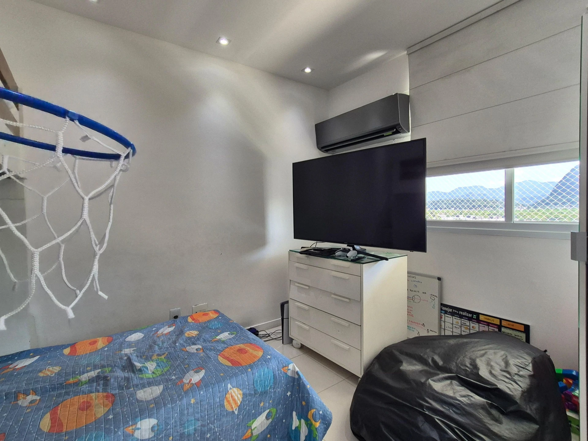 Furnished 2-bedroom apartment with private BBQ — photo 40