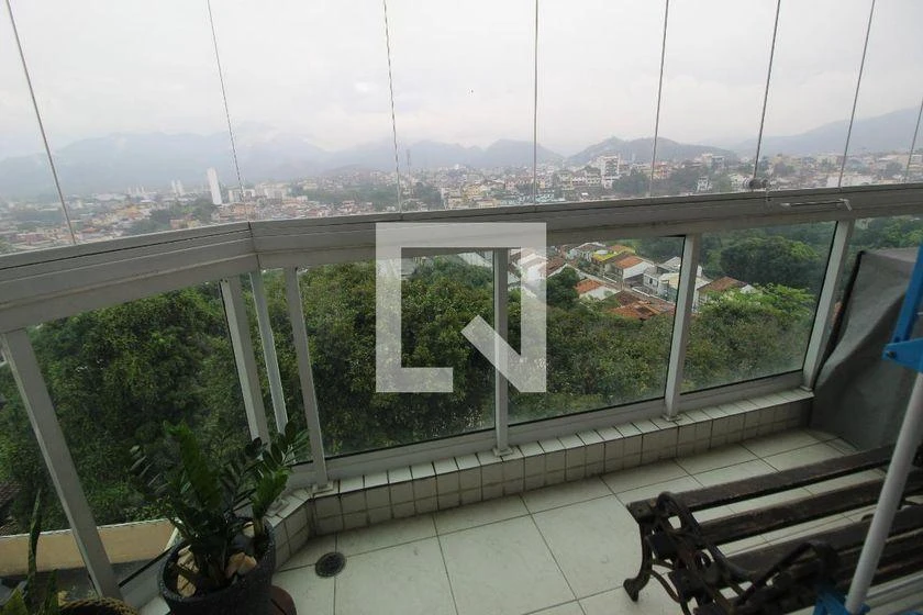 Apartamento mobiliado de 3 quartos com varanda de vidro