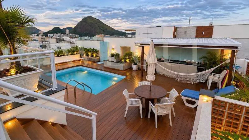 Balcony with a grill in a 3-bedroom apartment, 310 m² — photo 7