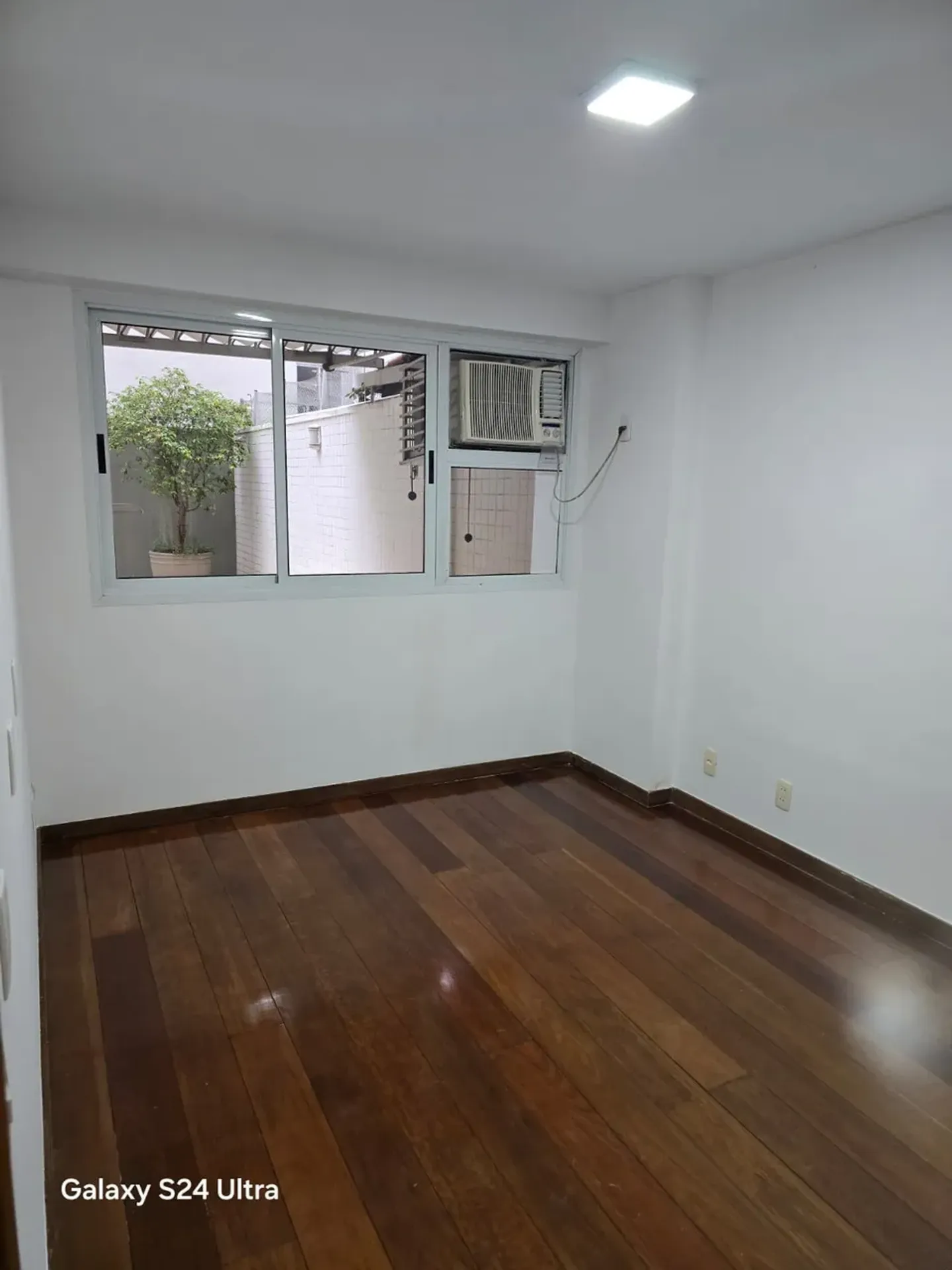 101 m² apartment with a bathtub and a glass-enclosed balcony — photo 2