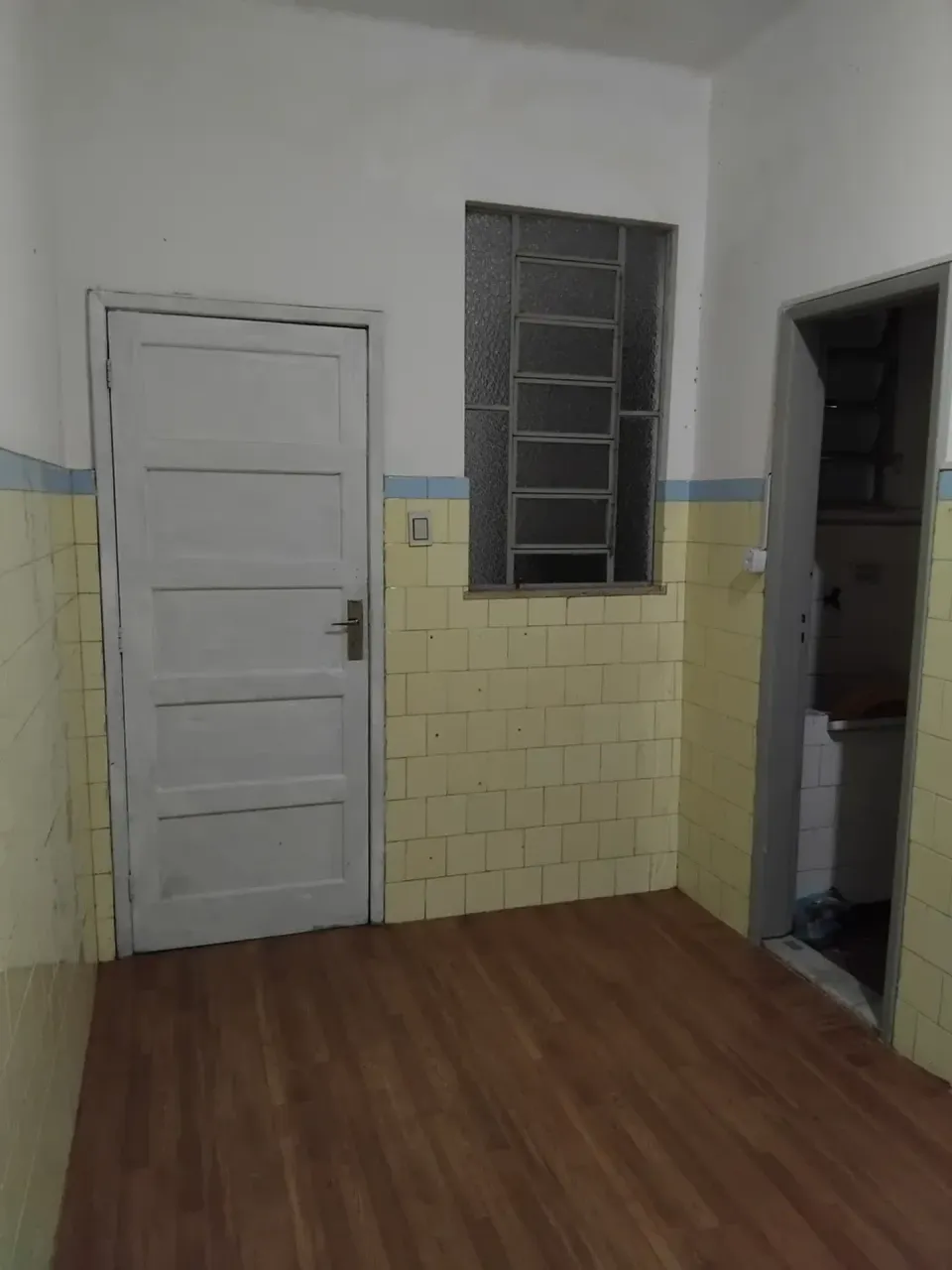 2-bedroom apartment with wood floors in the living room — photo 9