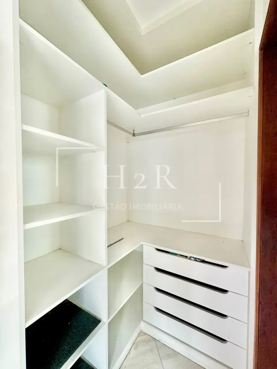Furnished 3-bedroom apartment with balcony — photo 14