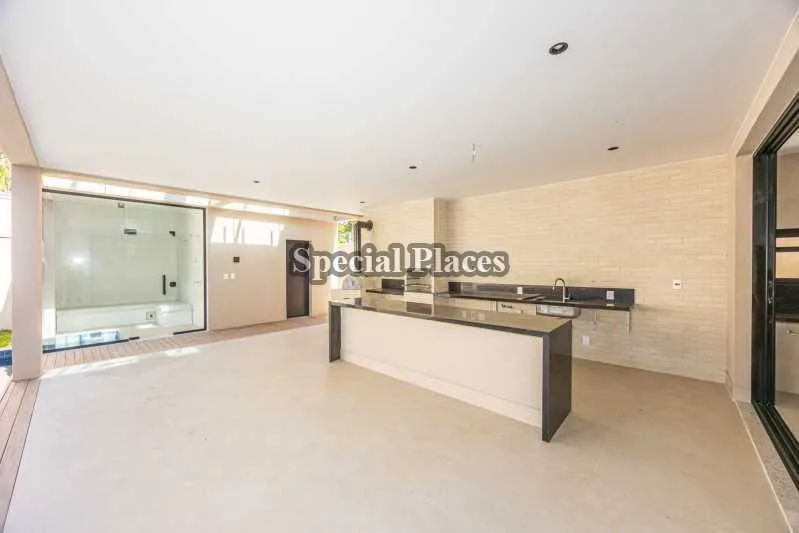 Unfurnished house with 5 bedrooms and an open-plan kitchen — photo 2