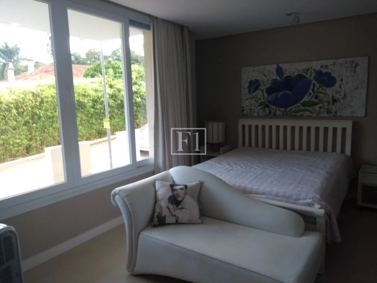 Furnished house, 450 m², with floor-to-ceiling windows — photo 13