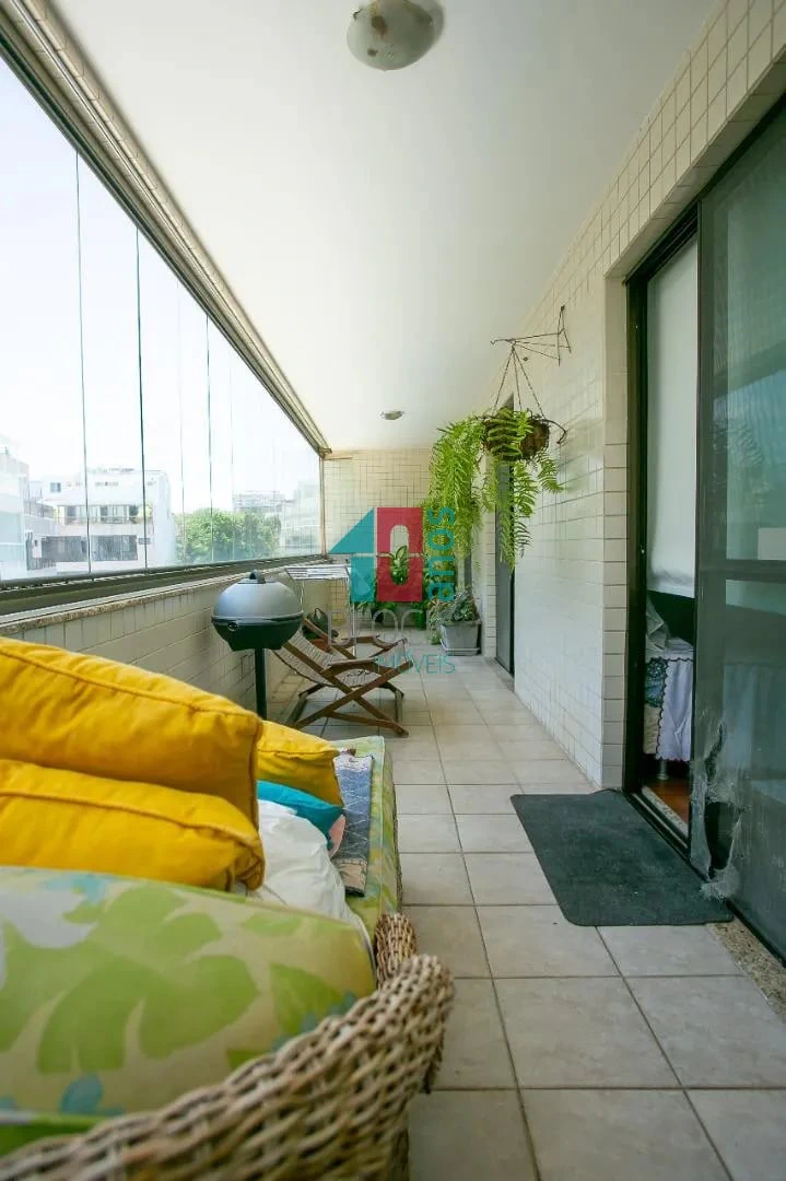 Glass-enclosed balcony in a 4-bedroom apartment, 226 m² — photo 10