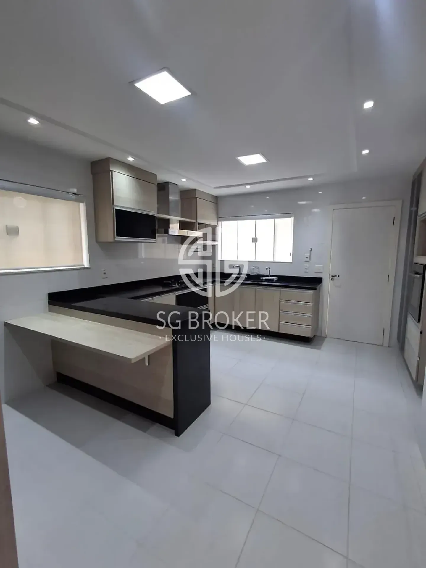 Casa com 5 suítes e 5 banheiros, 330 m² — photo 35