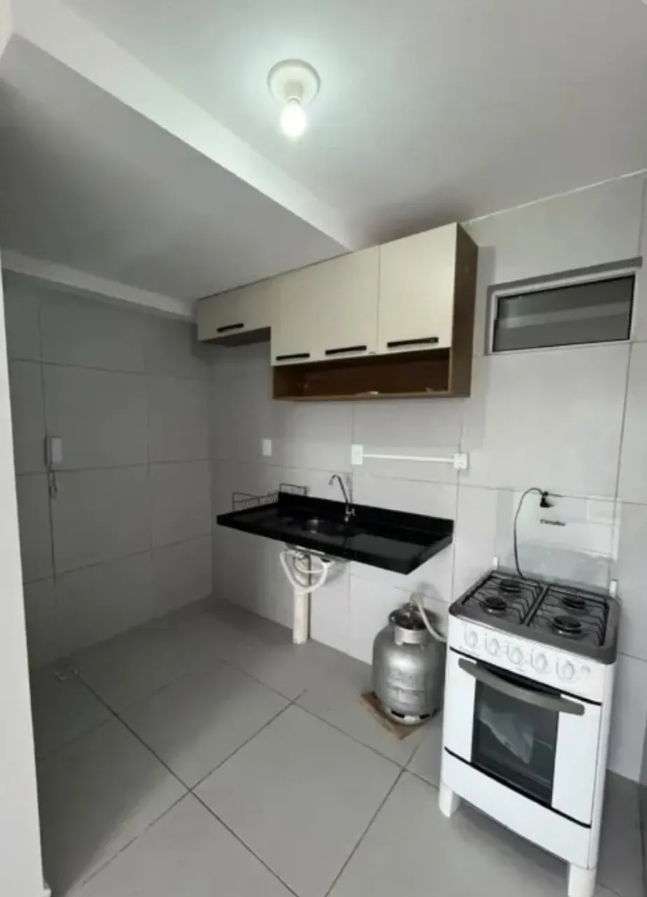 Apartamento de 2 quartos em condomínio com piscina