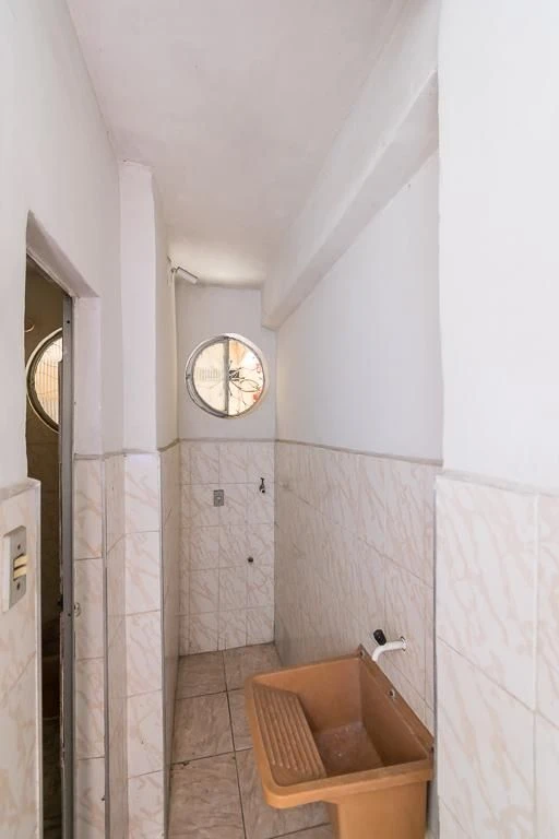 Unfurnished apartment with 2 bedrooms and a laundry area — photo 4