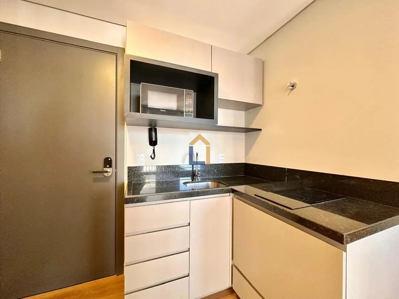Apartamento de 1 quarto com cozinha integrada e cooktop compacto — photo 5