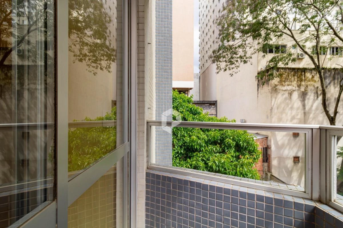 3-bedroom apartment with a glass-enclosed balcony — photo 5