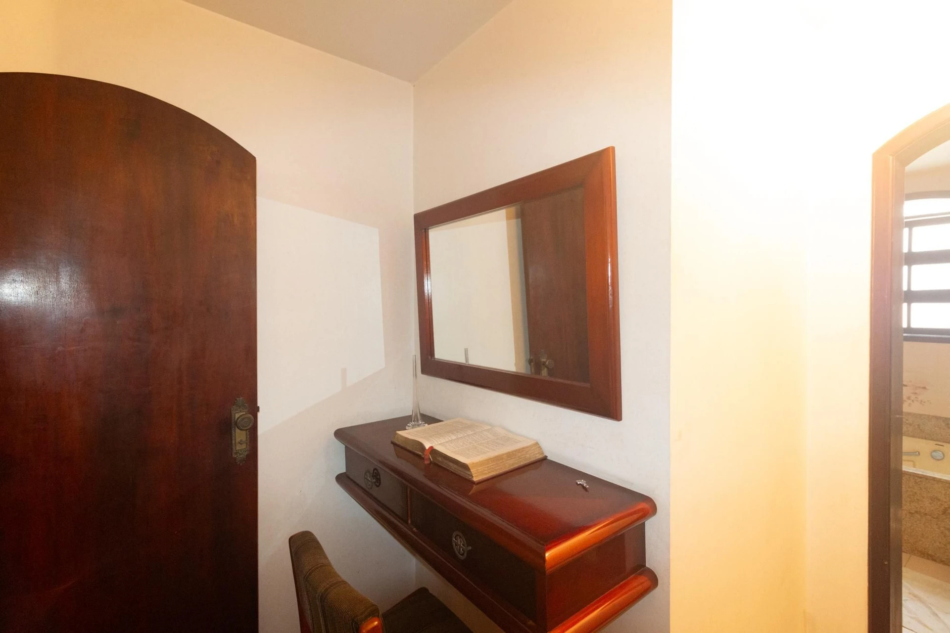 Bathtub in a 5-bedroom house, 626 m² — photo 18
