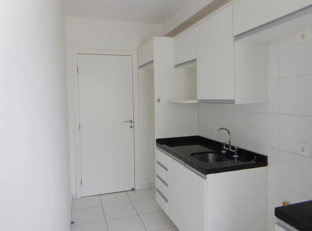 2-bedroom apartment with wood or laminate floors in Curitiba — photo 9