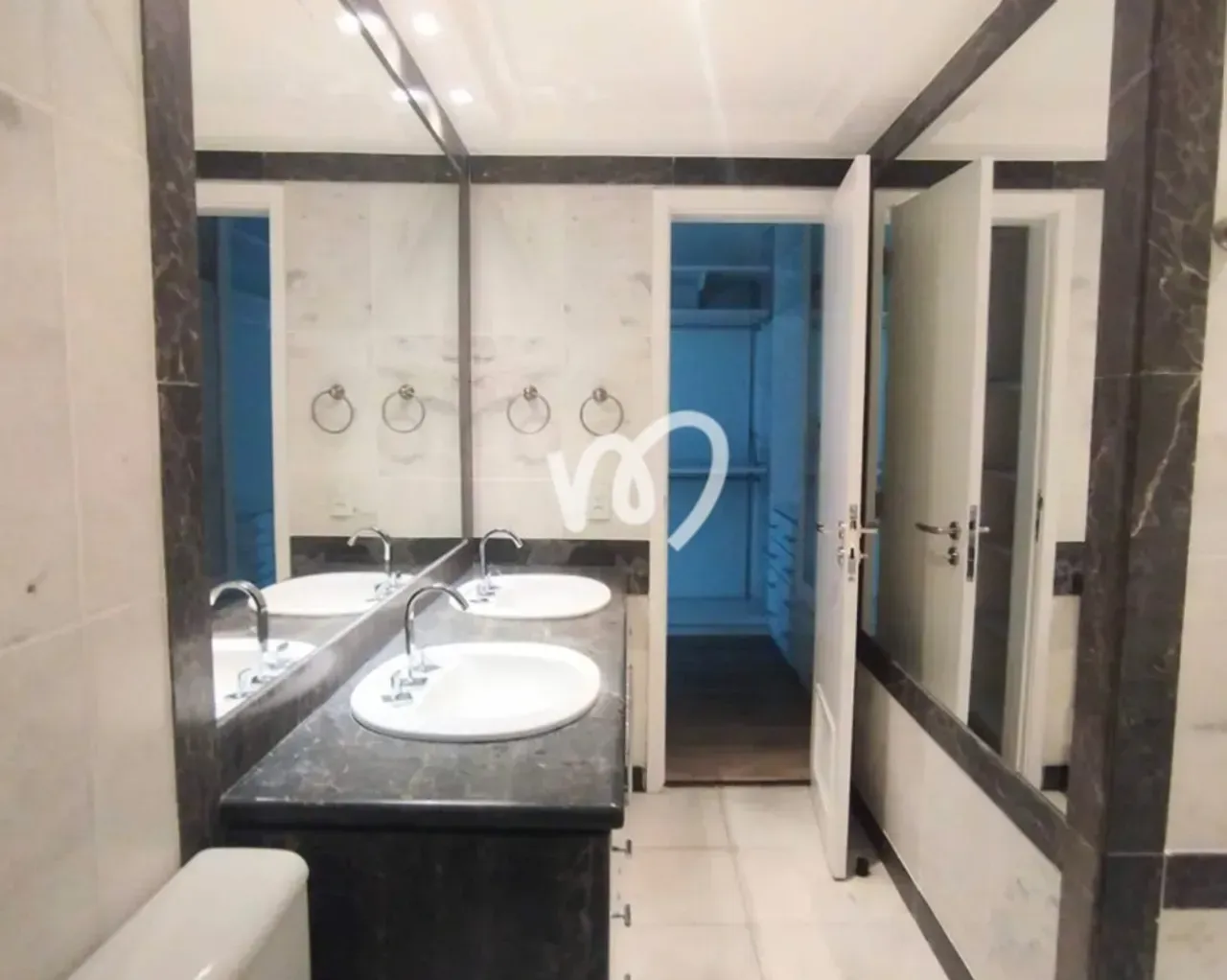 Unfurnished apartment for rent with 4 bedrooms and 313 m² — photo 13
