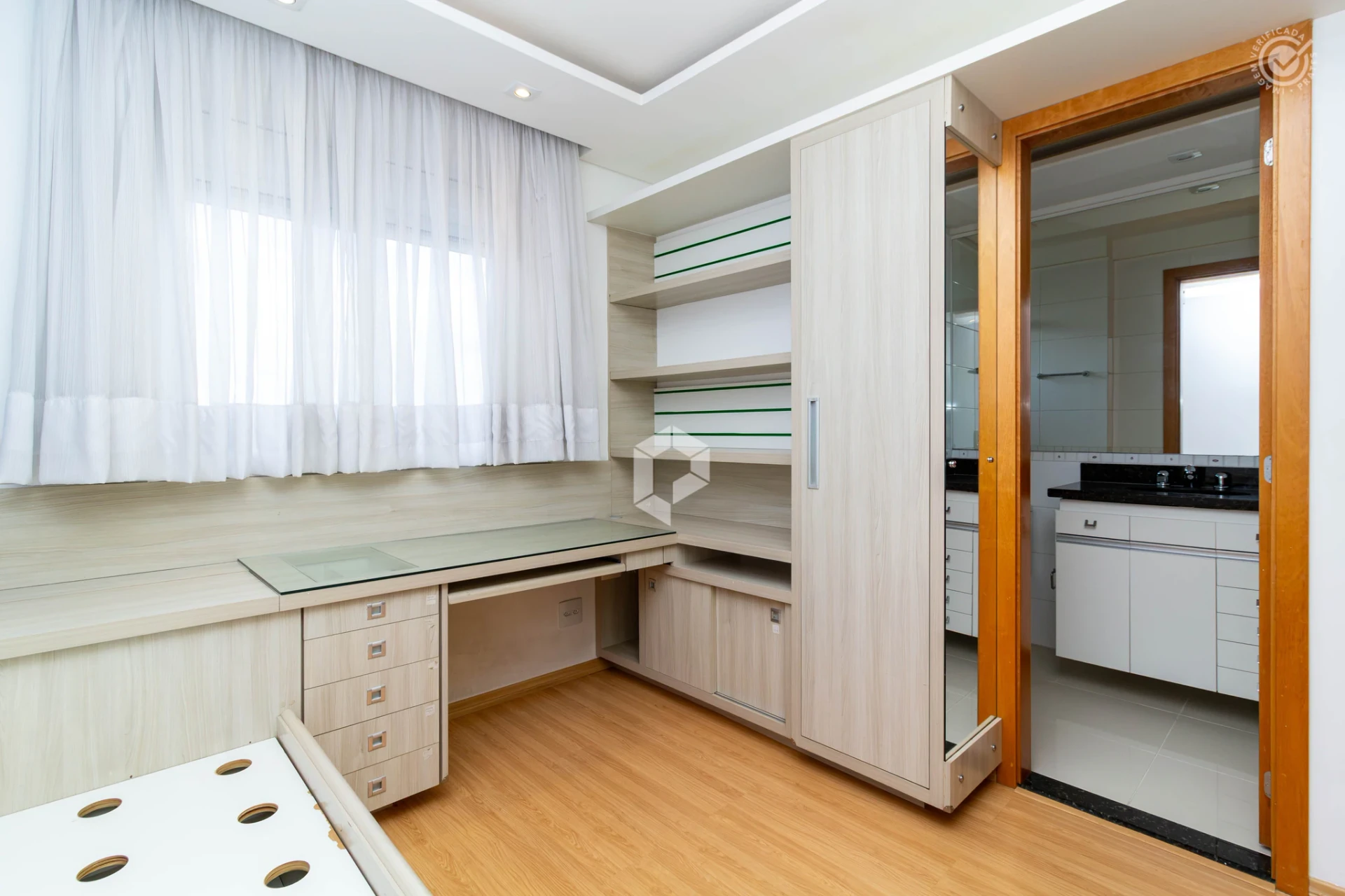 Bathtub in a 3-bedroom apartment, 180 m² — photo 21