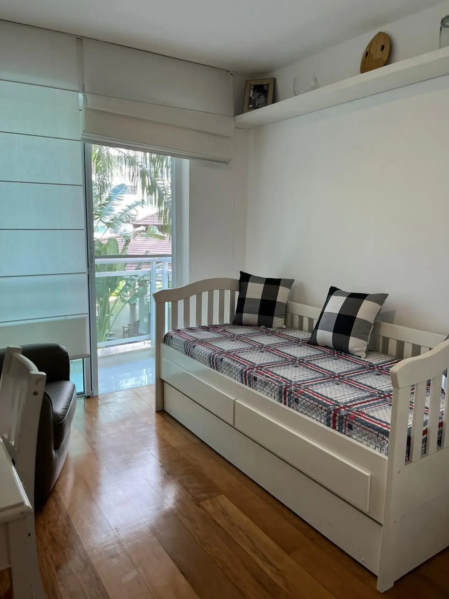 Furnished apartment with balcony, 4 bedrooms and 5 baths — photo 10
