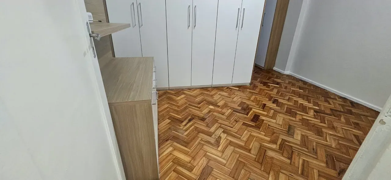 Apartamento de 2 quartos com piso de madeira ou laminado — photo 11