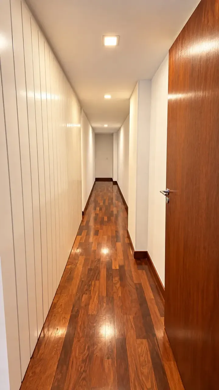 Wood or laminate floors in a 4-bedroom apartment, 260 m² — photo 6