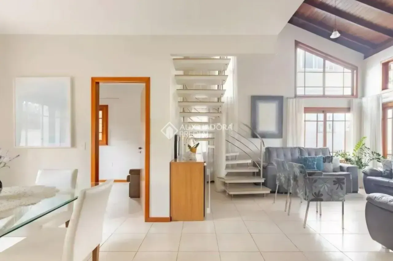 Меблированный дом с 4 спальнями и 400 м² на 2 этаже
