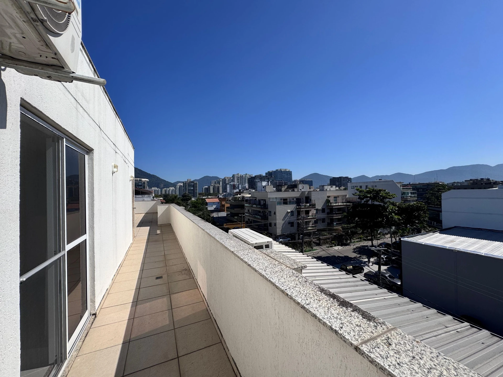 Furnished apartment with 3 bedrooms and 2 parking spaces — photo 14