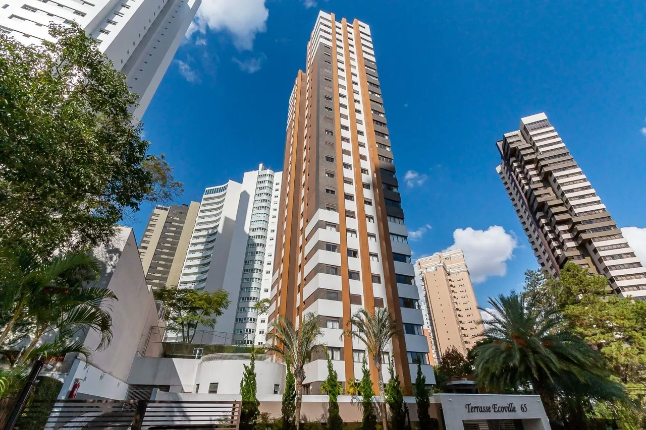 Balcony with a grill in a 4-bedroom apartment, 119 m² — photo 15