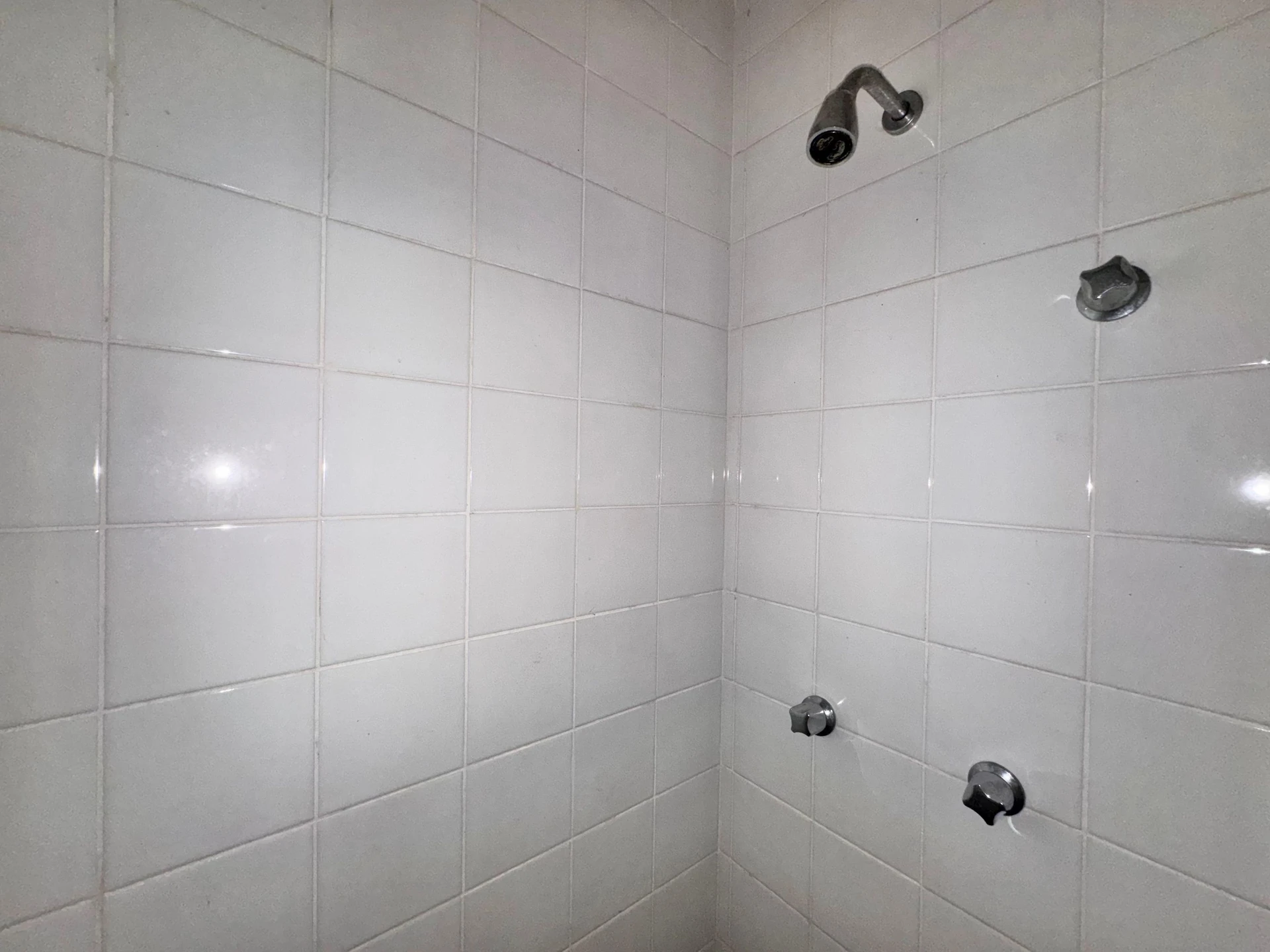 3-bedroom apartment with a balcony and laundry area — photo 4