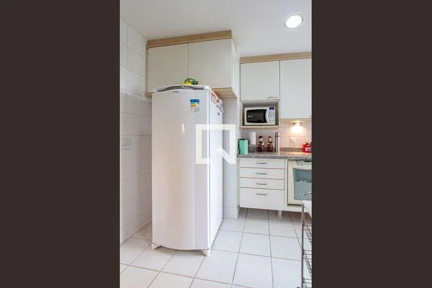 Apartamento mobiliado de 85 m² com 2 quartos e 2 banheiros