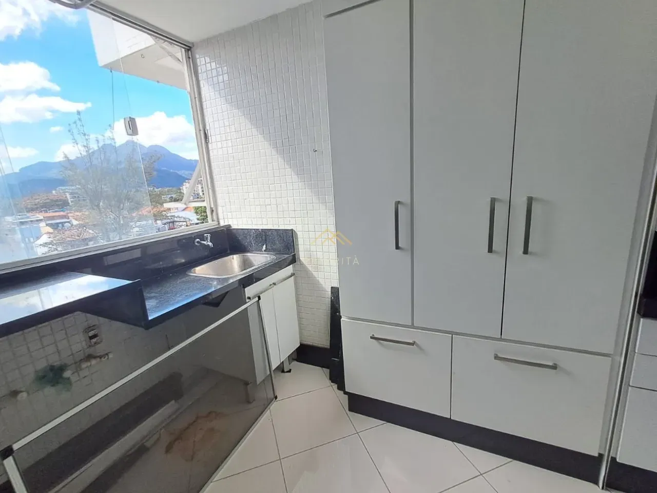 Apartamento sem mobília com 3 quartos e varanda envidraçada — photo 32