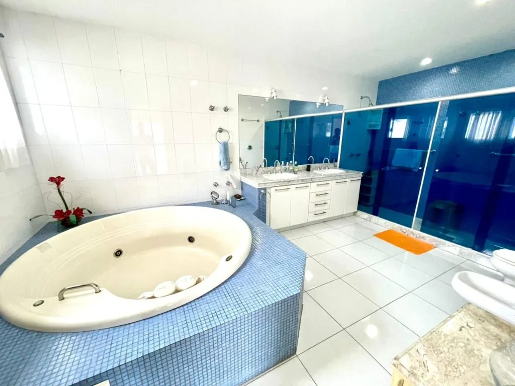 House with 5 bedrooms and a glassed-in balcony — photo 26