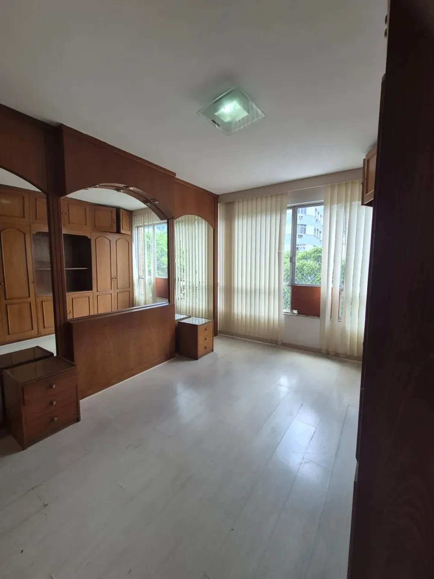 140 m² apartment with a bathtub and a home office — photo 7