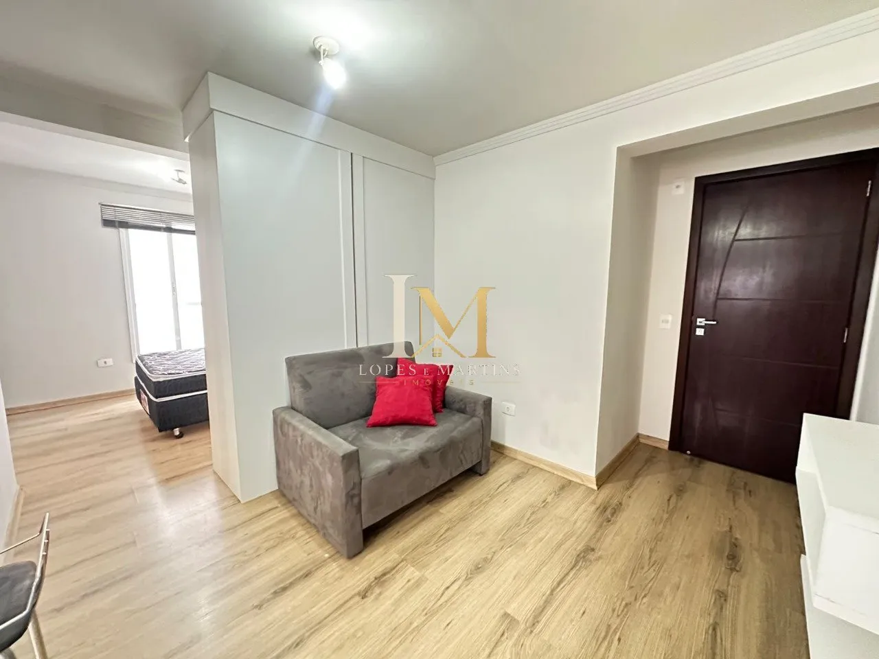 One-bedroom apartment with wood or laminate floors — photo 2