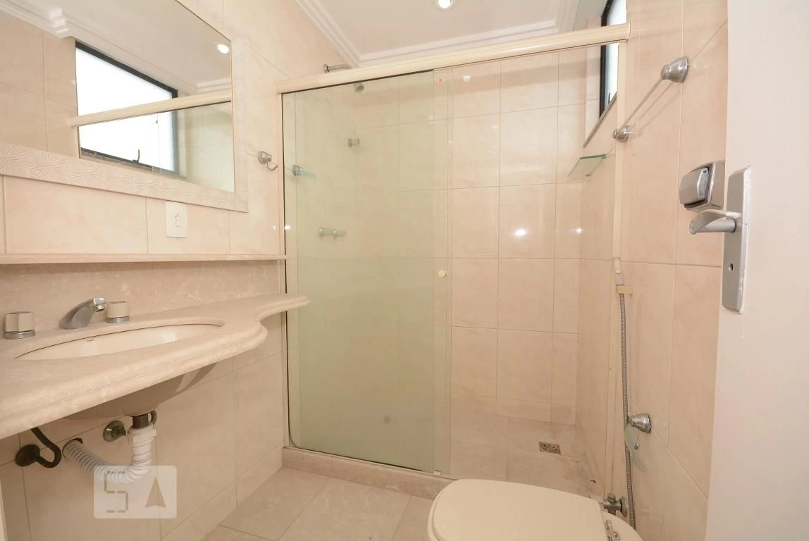 4-bedroom apartment in a building with a pool — photo 12