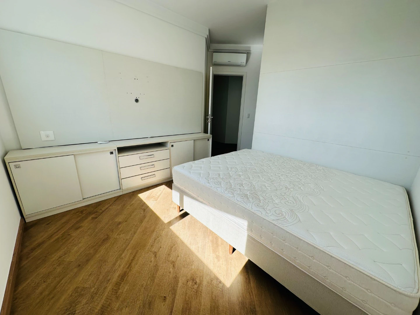 4-bedroom apartment in a building with a gym — photo 20