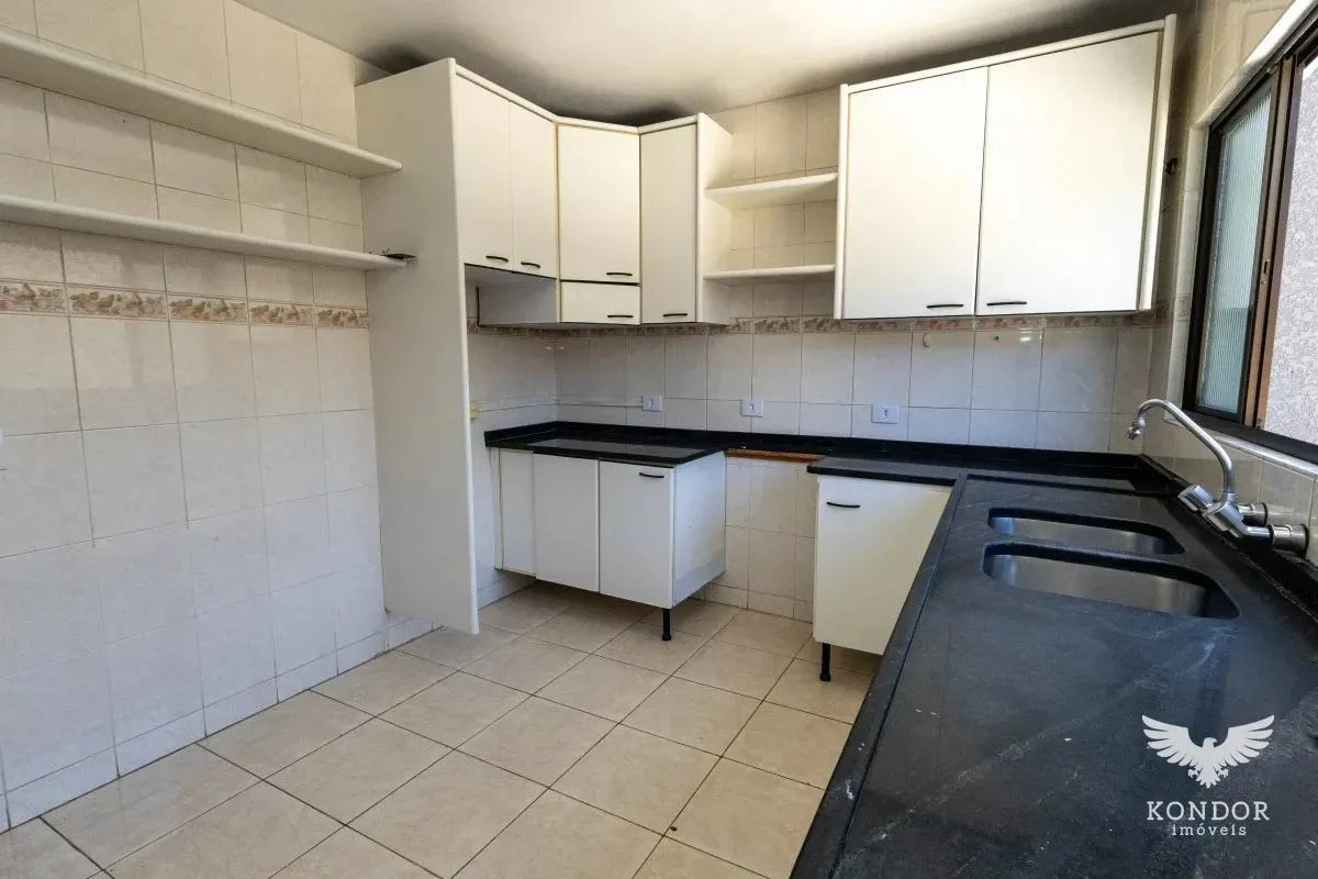 Walk-in closet in a 3-bedroom house, 184 m² — photo 4