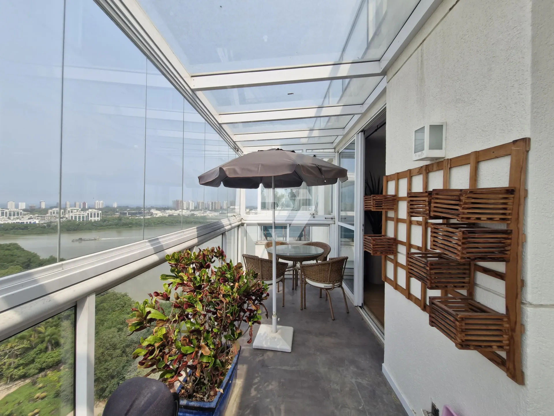 Furnished 4-bedroom apartment with building pool — photo 33