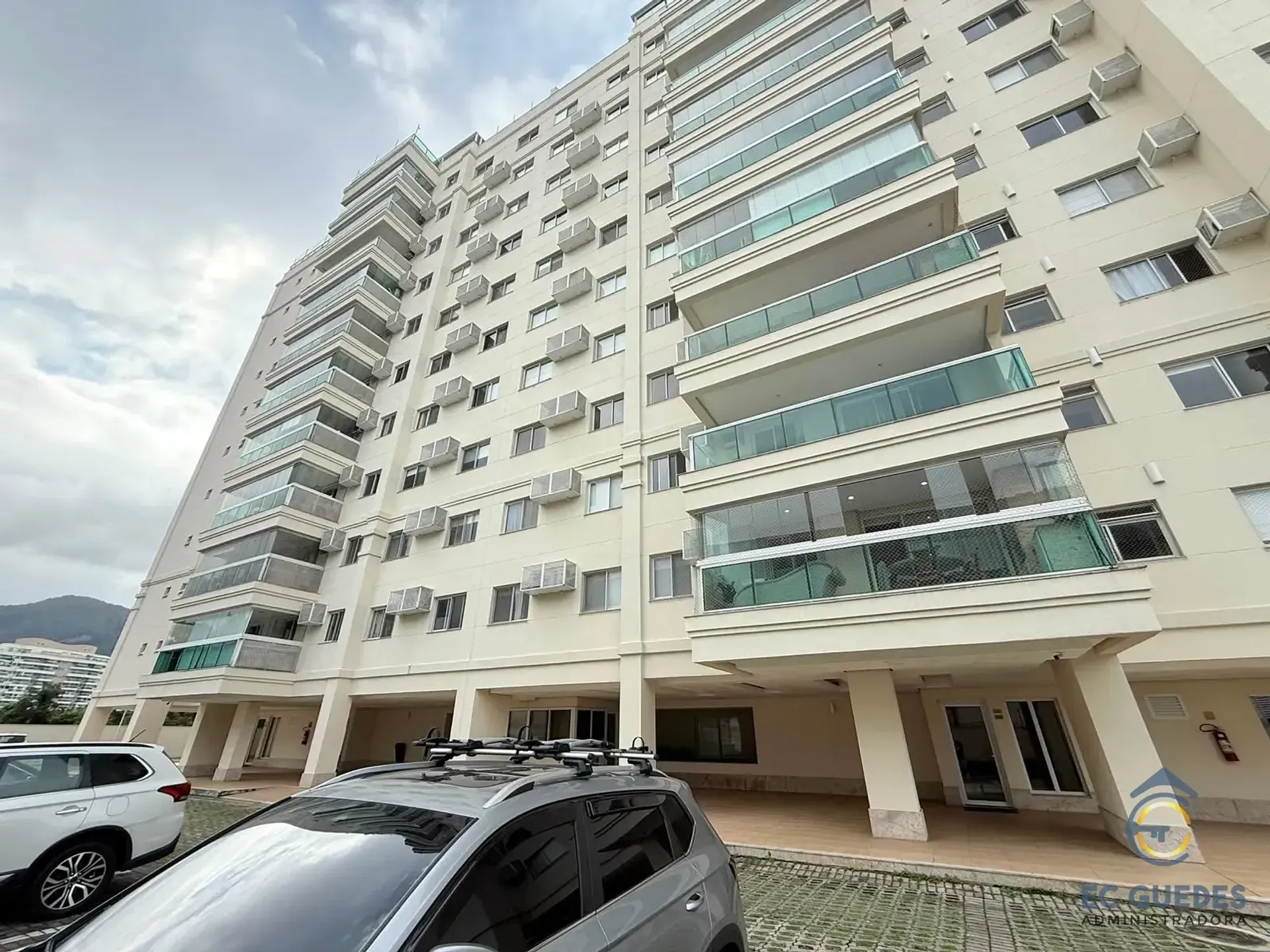 Furnished 3-bedroom apartment with glassed balcony — photo 2
