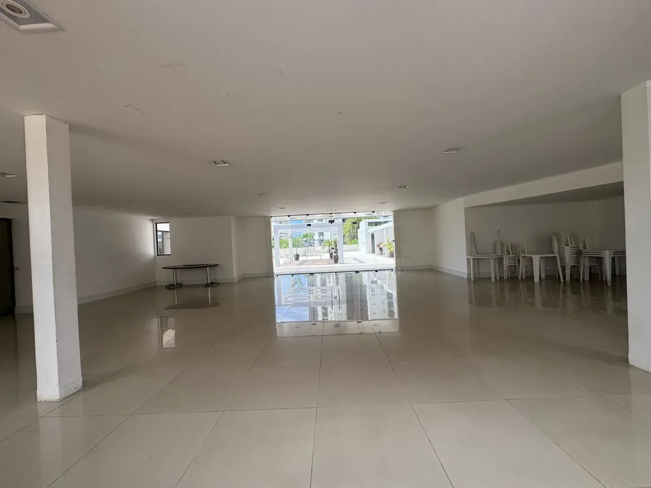 4-bedroom apartment in a building with a pool — photo 31