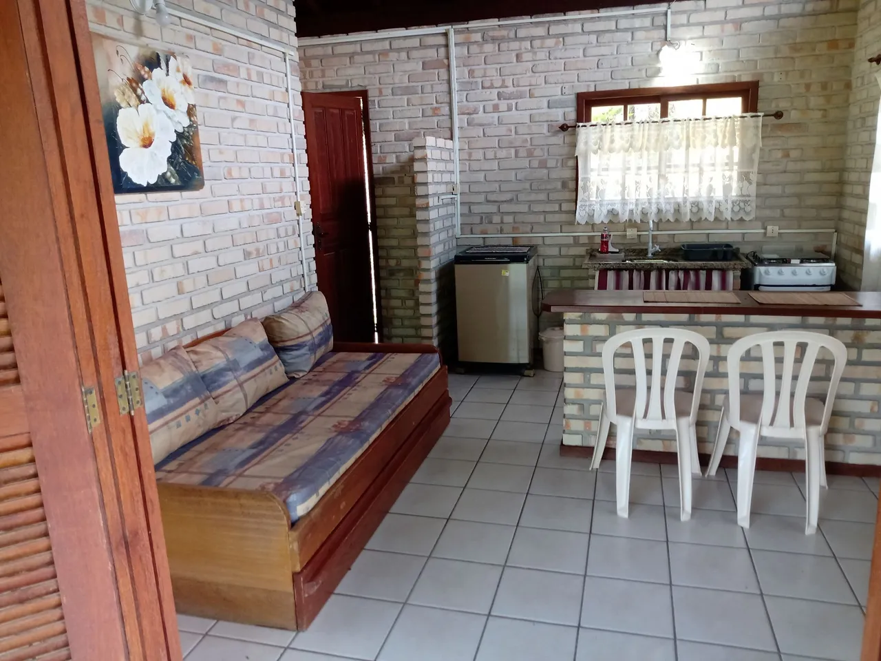 Furnished 1-bedroom house with a gas stove kitchenette
