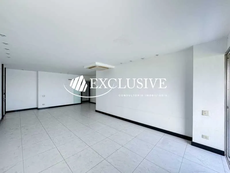 Residential apartment with 4 bedrooms and enclosed balcony — photo 9