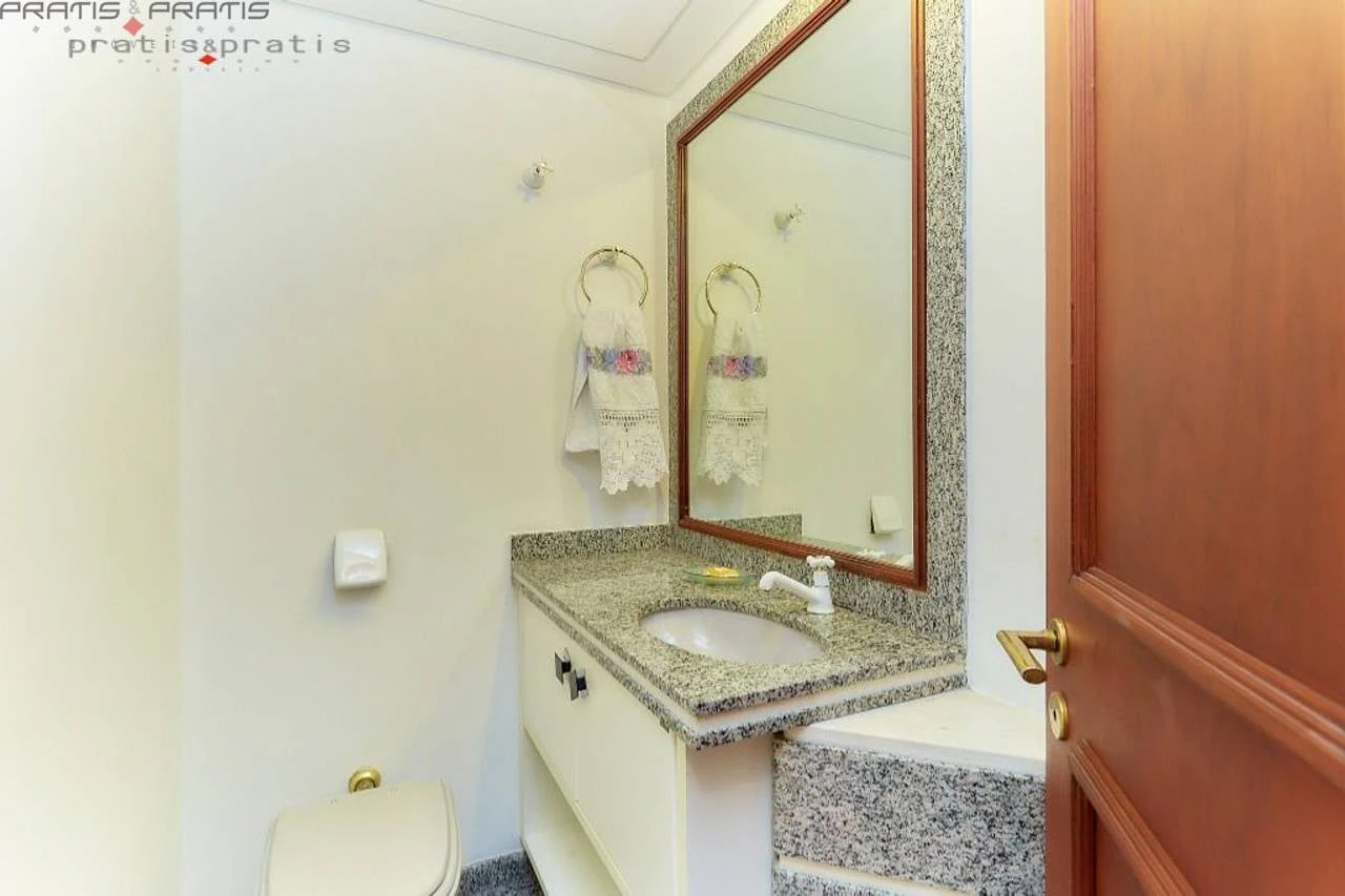 Bathtub in a 3-bedroom apartment, 131 m² — photo 25