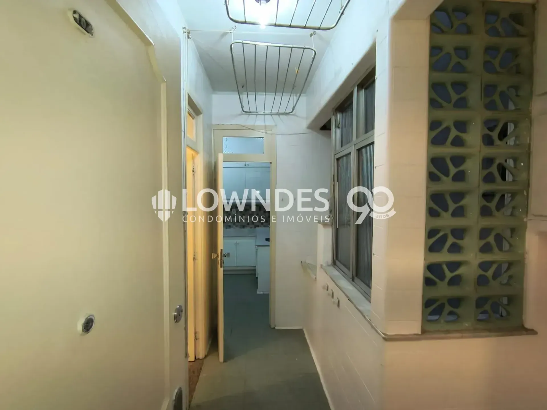 3-bedroom apartment with wood or laminate floors — photo 24