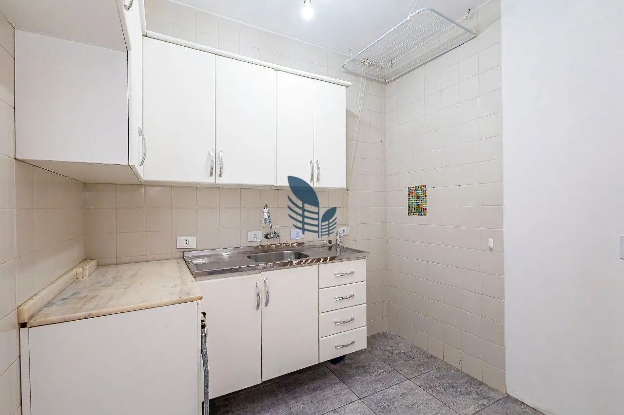1-bedroom apartment with en-suite bathroom and separate kitchen — photo 10