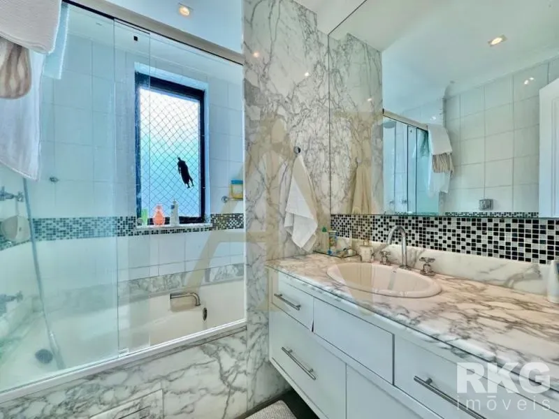 Furnished apartment with 4 bedrooms and water and city views — photo 27