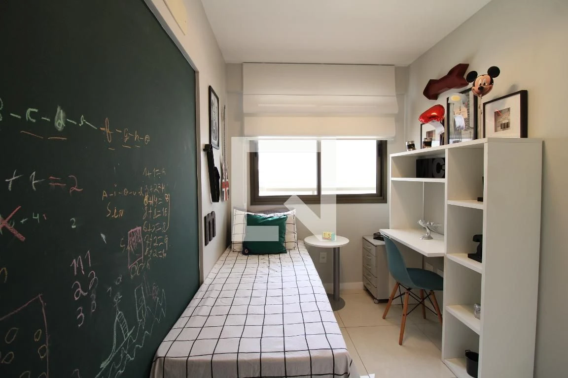 Furnished 2-bedroom apartment with glass balcony — photo 27