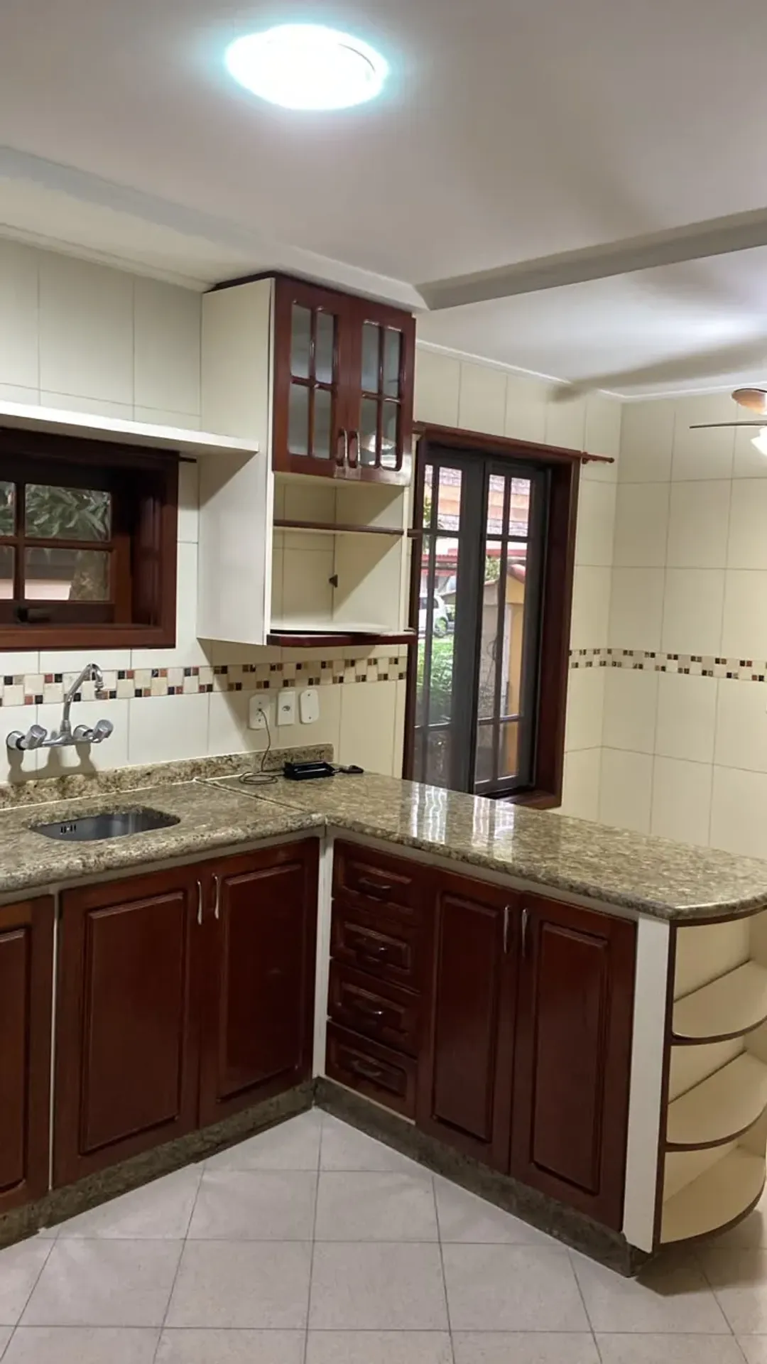 317 m² house with 3 suites, balcony grill and 3 parking — photo 42