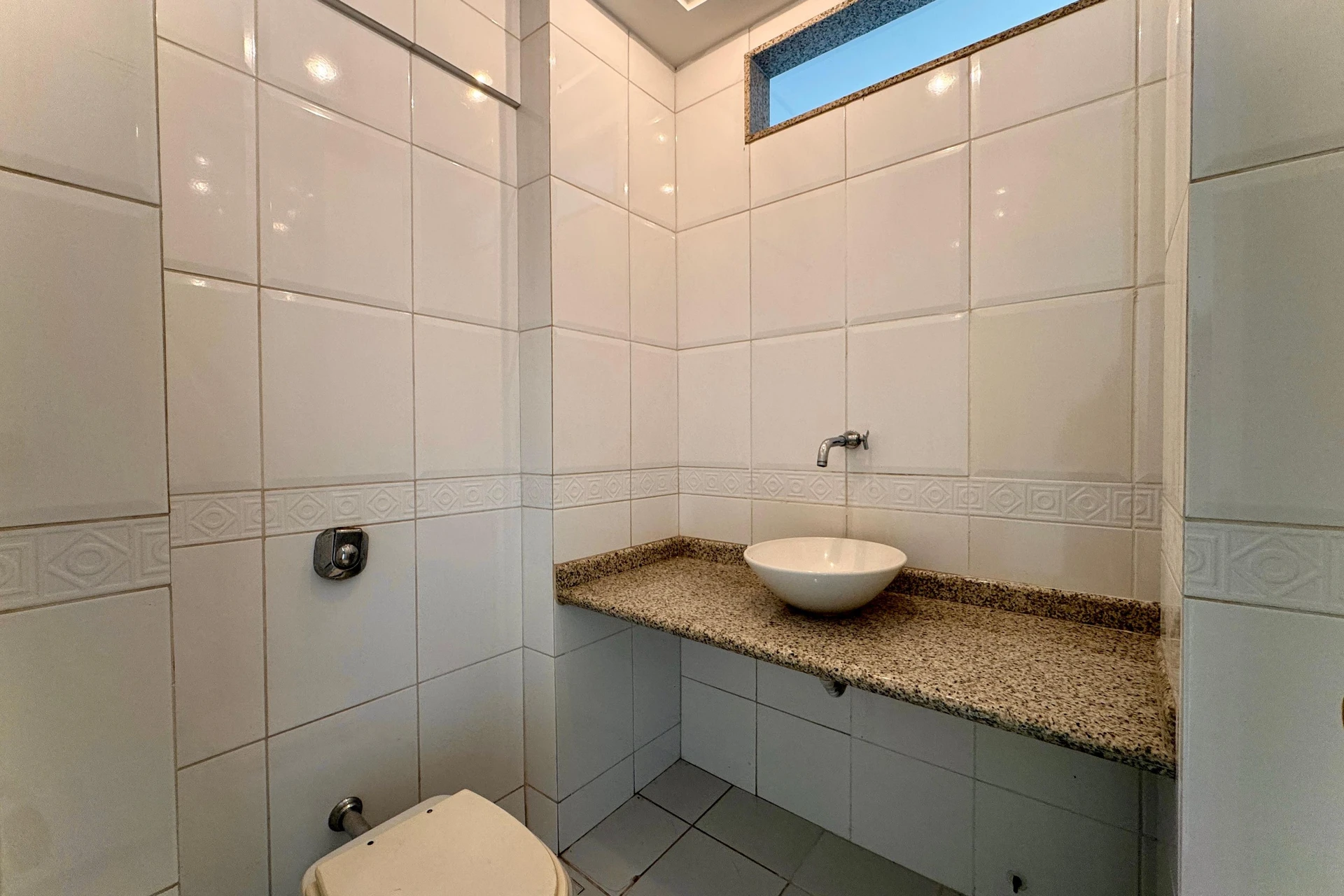 Furnished 2-bedroom apartment with 1 suite and balcony — photo 10