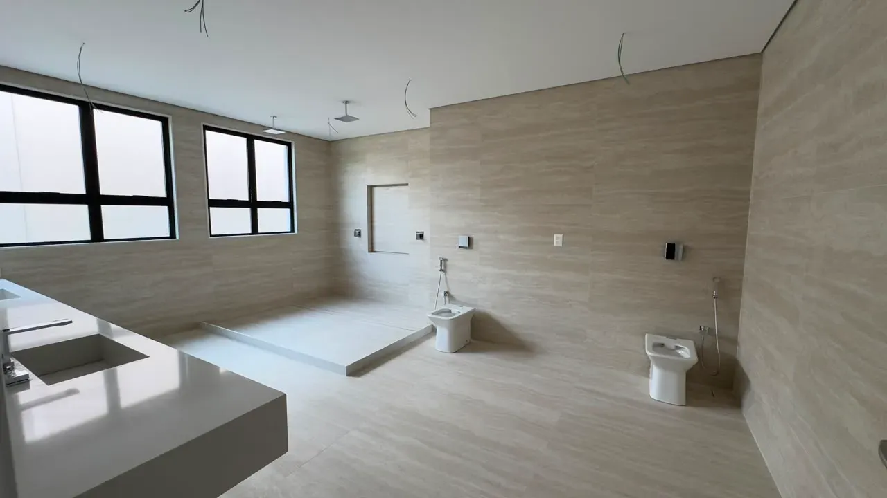 House with 5 bedrooms and floor-to-ceiling windows — photo 25