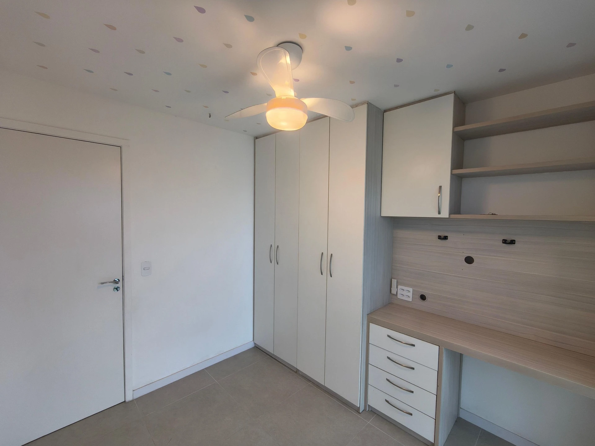 Floor-to-ceiling windows in a 3-bedroom apartment, 140 m² — photo 35