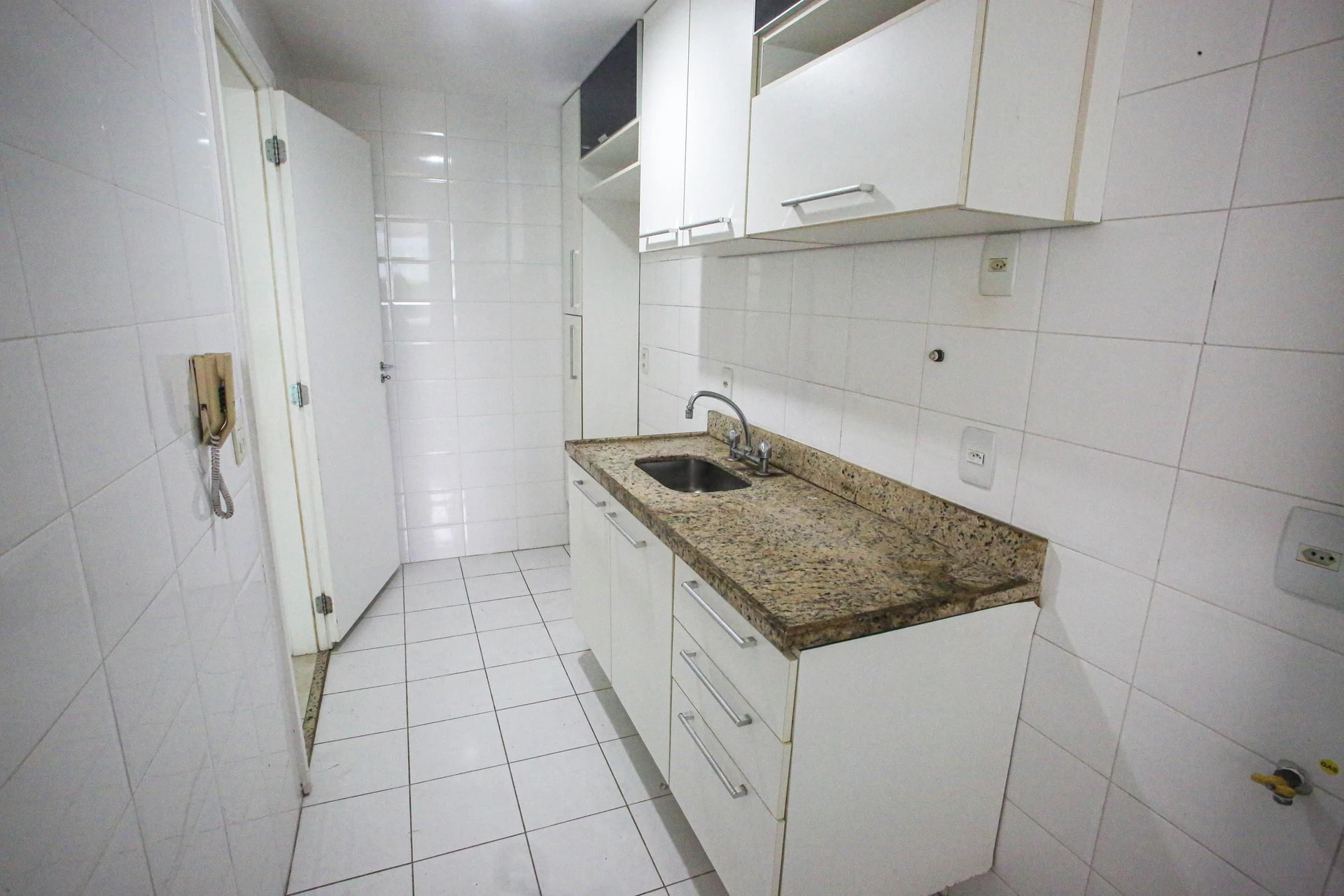 Balcony with a grill in a 2-bedroom apartment, 60 m² — photo 6