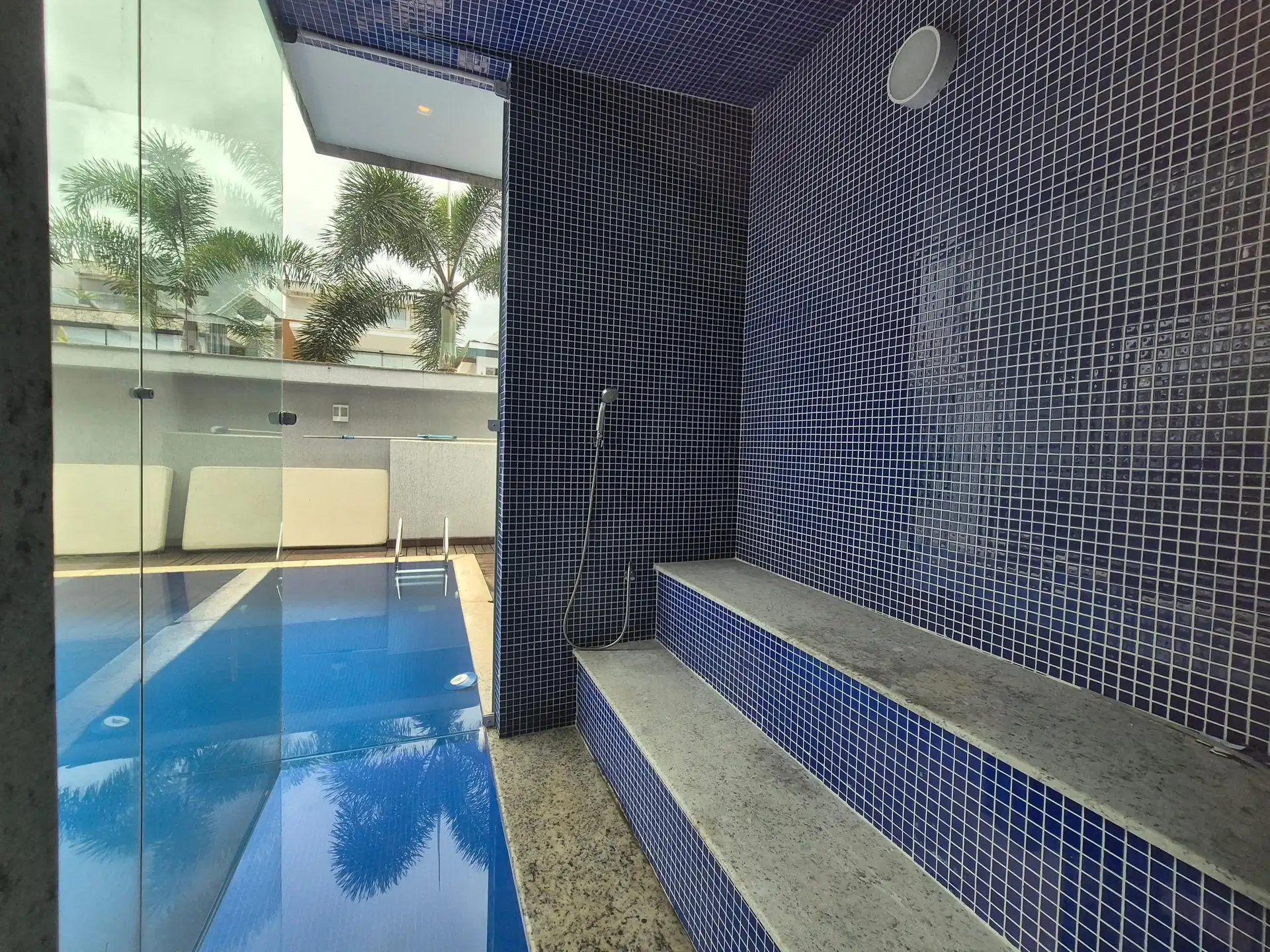 5-bedroom house with floor-to-ceiling windows — photo 51