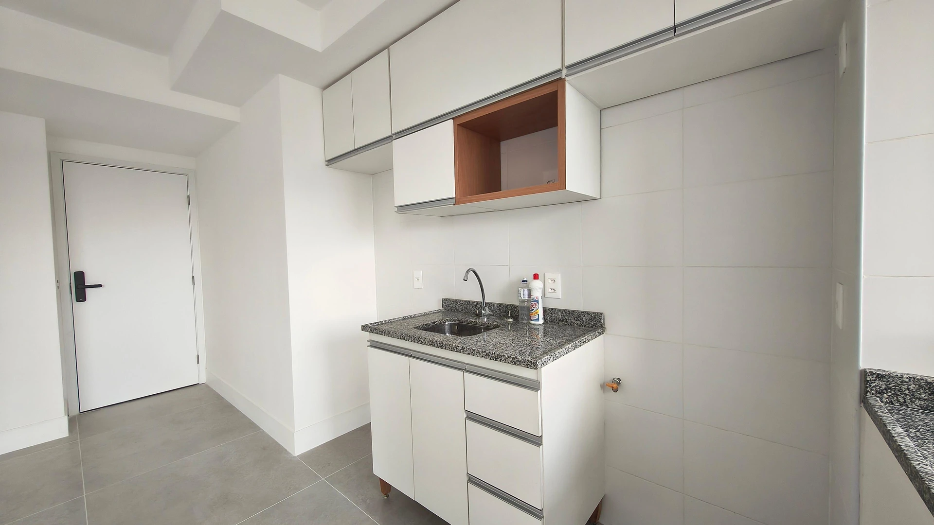 Unfurnished apartment with 2 bedrooms and open-plan kitchen — photo 6